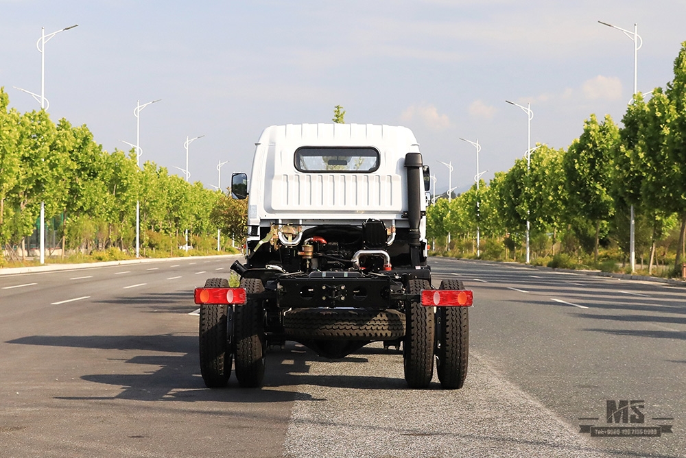 Dongfeng 4*2 Chassis_170HP Fabricante de conversão de chassi de cabeça chata de uma fileira e meia_Exportar chassi especial