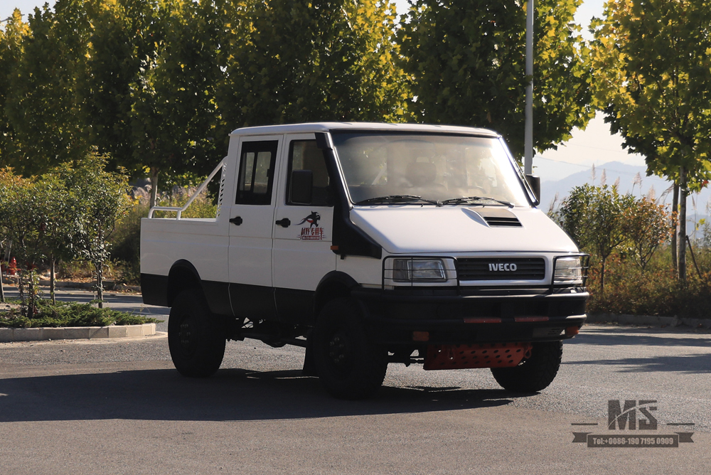 Caminhão pequeno branco IVECO Off Road com tração nas quatro rodas_4 * 4 113hp Caminhão leve de duas fileiras de cabeça curta_Exportação de veículo especial