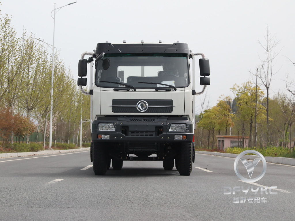 Dongfeng semi-cabine de topo plano | Veículo de transporte da escavadeira | Towing Towing Towing Flatbabed Hook Machine Board | Trailer de Tandem de caminhão de escada hidráulica | 