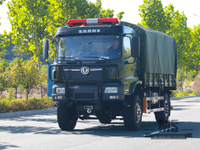 Dongfeng 4wd Off-Road Tropa Carrier DFH2140B National Six Motor Motor Quatro metros oito Caixa de carga Off-road veículo 