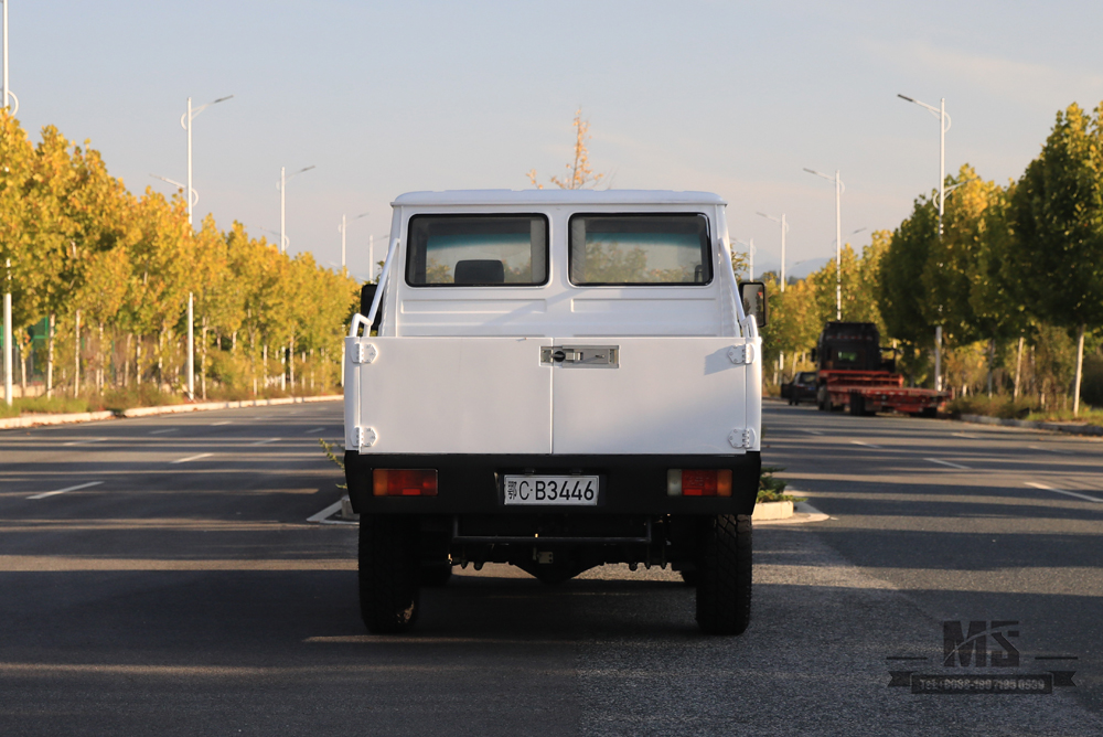 Caminhão pequeno branco IVECO Off Road com tração nas quatro rodas_4 * 4 113hp Caminhão leve de duas fileiras de cabeça curta_Exportação de veículo especial