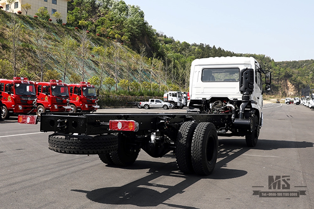 Chassis de guindaste Dongfeng 4 × 2 com cabeça chata e meia cabine 210hp com chassi especial de exportação de guindaste de caminhão