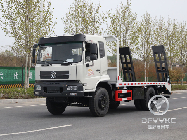 Dongfeng semi-cabine de topo plano | Veículo de transporte da escavadeira | Towing Towing Towing Flatbabed Hook Machine Board | Trailer de Tandem de caminhão de escada hidráulica | 