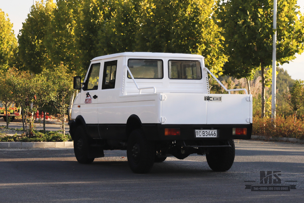 Caminhão pequeno branco IVECO Off Road com tração nas quatro rodas_4 * 4 113hp Caminhão leve de duas fileiras de cabeça curta_Exportação de veículo especial