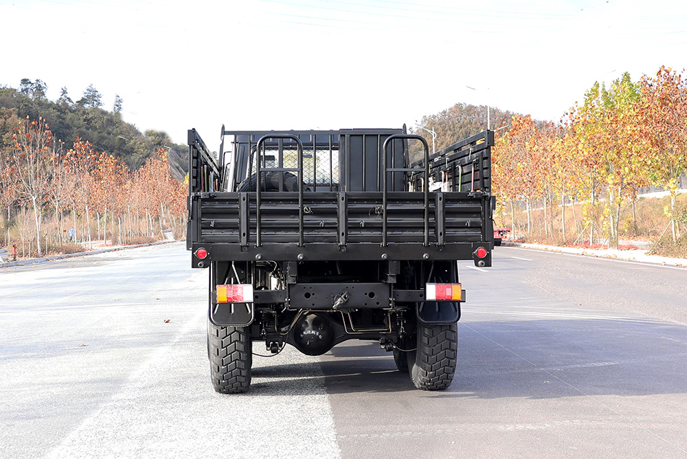 Caminhão off-road Dongfeng EQ2102_190 HP 3.5T Veículo de carga preto com três eixos e seis rodas_Tração nas quatro rodas EQ2102G Veículo para fins especiais de exportação