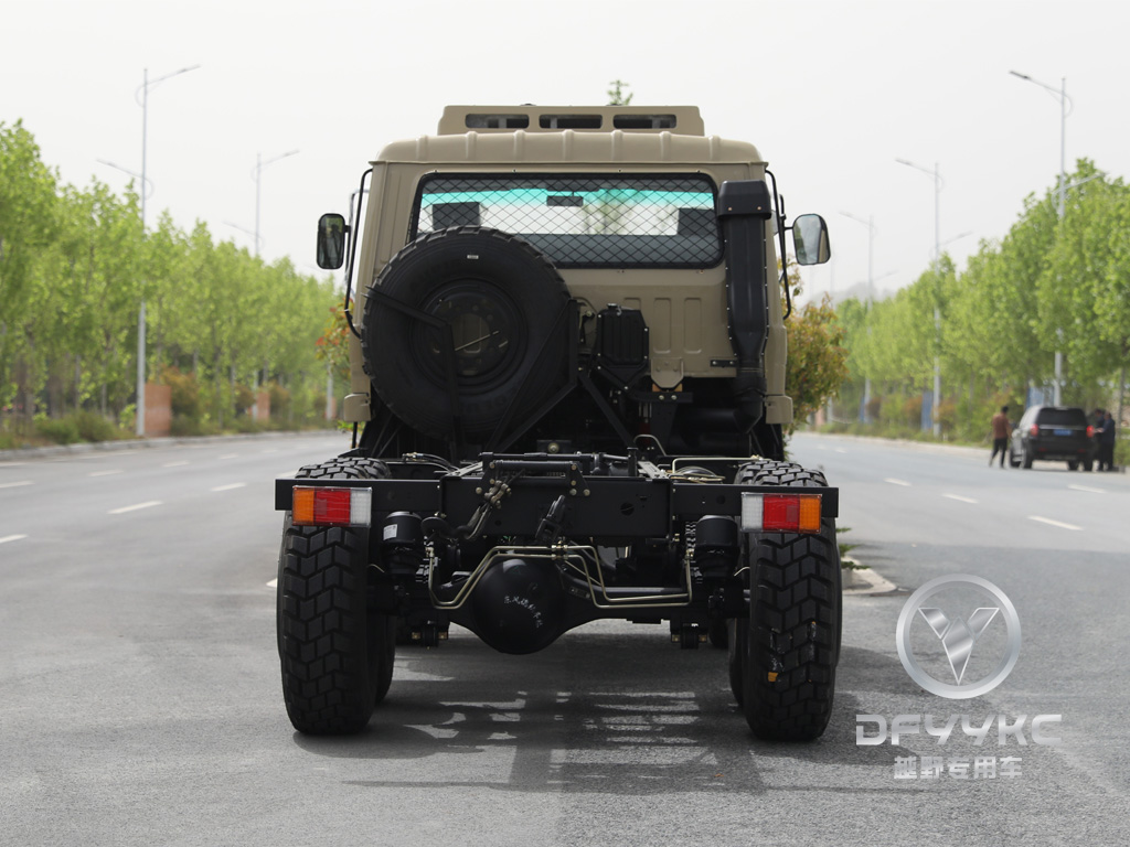 Donggfeng Eq2102n Chassi de caminhão off-road-veículo de carga deserto de 210hp na linha dupla | Modelo de exportação | Ar condicionado com lona
