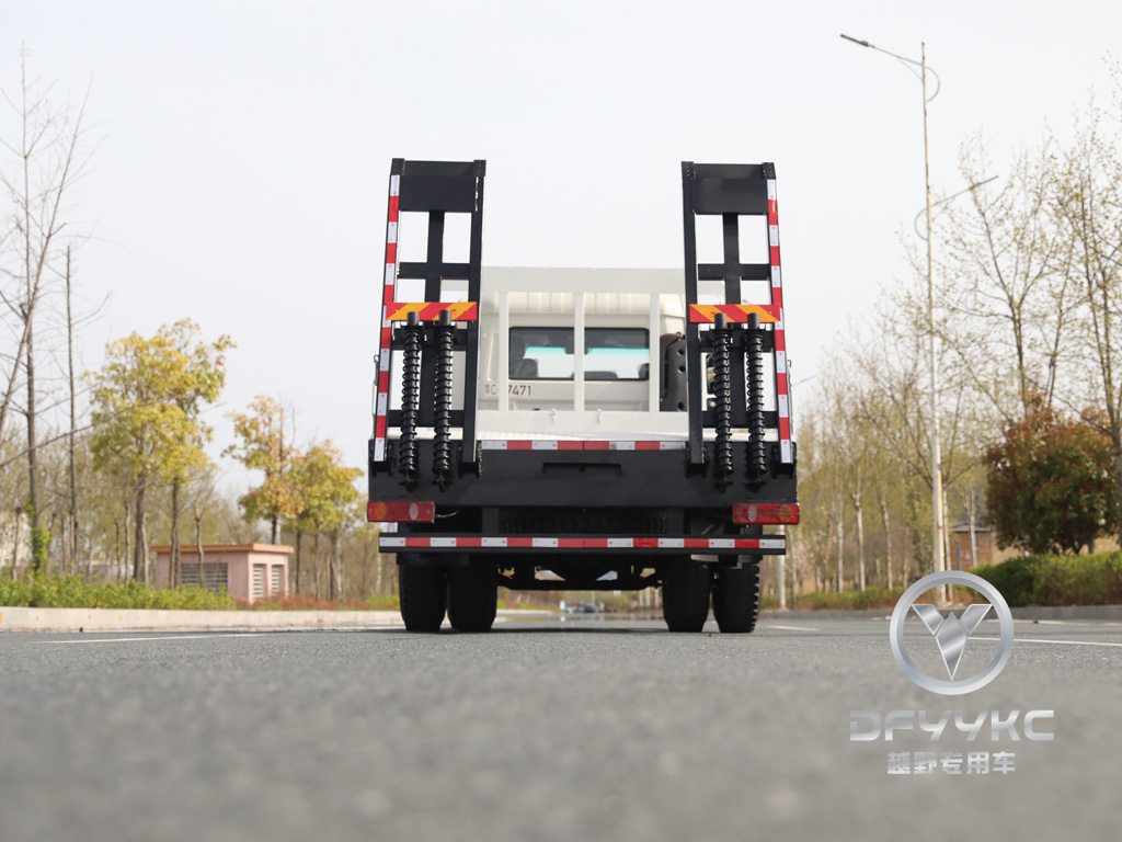 Dongfeng semi-cabine de topo plano | Veículo de transporte da escavadeira | Towing Towing Towing Flatbabed Hook Machine Board | Trailer de Tandem de caminhão de escada hidráulica | 