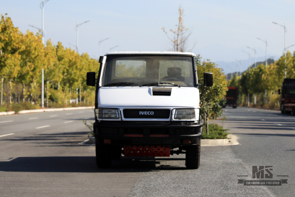 Caminhão pequeno branco IVECO Off Road com tração nas quatro rodas_4 * 4 113hp Caminhão leve de duas fileiras de cabeça curta_Exportação de veículo especial